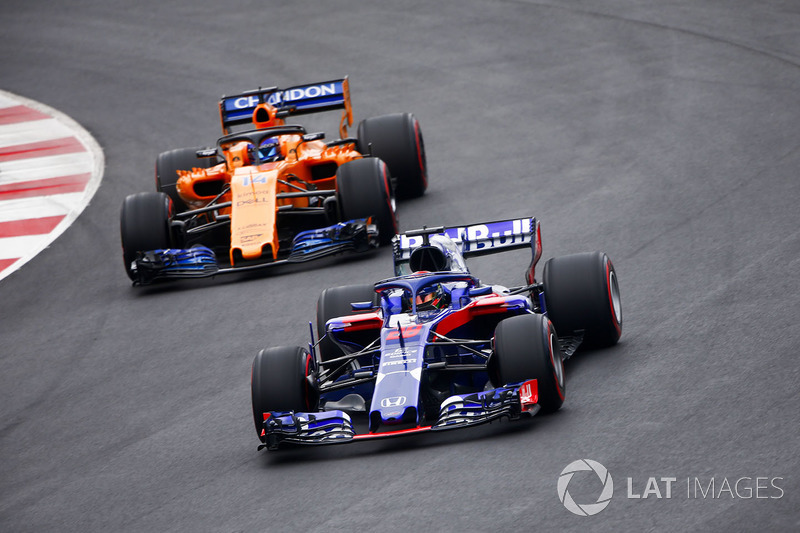 Brendon Hartley, Scuderia Toro Rosso STR13, Fernando Alonso, McLaren MCL33