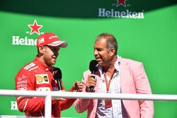 Podio: ganador de la carrera Sebastian Vettel, Ferrari con Kai Ebel