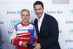 Le trophée Julius Bar de la Pole Position est remis à Felix Rosenqvist, Mahindra Racing