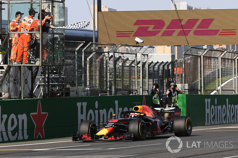 Le vainqueur Daniel Ricciardo, Red Bull Racing RB14 passe sous le drapeau à damier