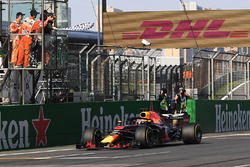 Il vincitore della gara Daniel Ricciardo, Red Bull Racing RB14 prende la bandiera a scacchi