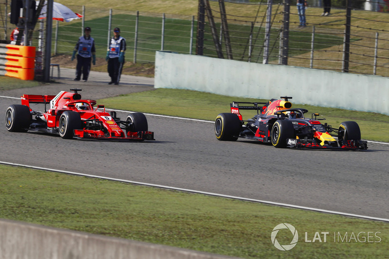 Daniel Ricciardo, Red Bull Racing RB14 Tag Heuer, supera Sebastian Vettel, Ferrari SF71H