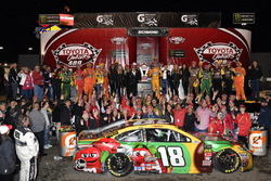 Race winner Kyle Busch, Joe Gibbs Racing