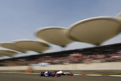 Romain Grosjean, Haas F1 Team VF-18 Ferrari, battles with Pierre Gasly, Toro Rosso STR13 Honda