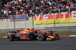 Даниэль Риккардо, Red Bull Racing RB14, и Кими Райкконен, Ferrari SF71H