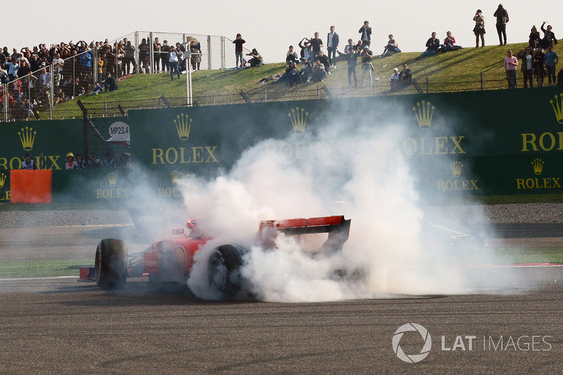 Sebastian Vettel, Ferrari SF71H va in testacoda dopo il contatto con Max Verstappen, Red Bull Racing RB14