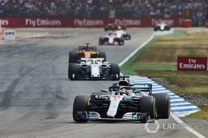 Lewis Hamilton, Mercedes AMG F1 W09, precede Charles Leclerc, Sauber C37