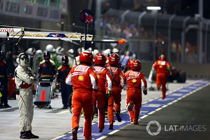 Ferrari pit crew rent naar Felipe Massa, Ferrari F2008