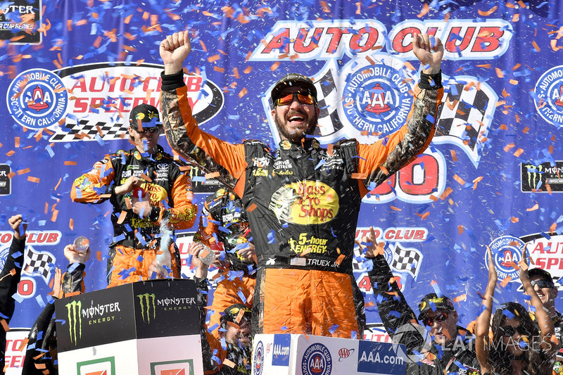 Ganador, Martin Truex Jr., Furniture Row Racing, Toyota Camry Bass Pro Shops/5-hour ENERGY