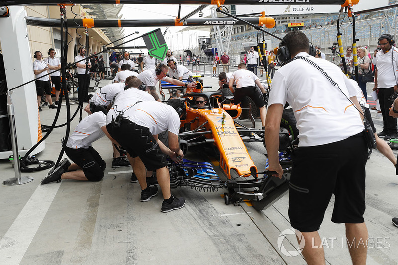 Essais d'arrêt au stand avec la McLaren MCL33 Renault de Stoffel Vandoorne