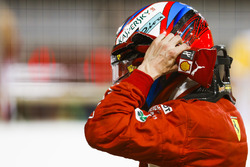 Kimi Raikkonen, Ferrari, se quita el casco después de asegurar el segundo puesto en la parrila en la Calificación