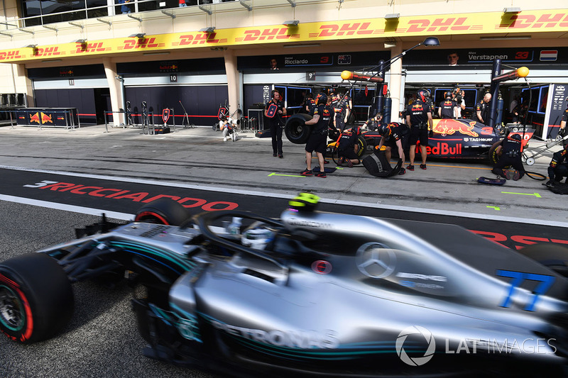 Valtteri Bottas, Mercedes-AMG F1 W09 EQ Power dépasse Daniel Ricciardo, Red Bull Racing RB14
