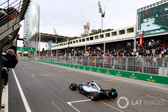 Lewis Hamilton, Mercedes AMG F1 W09 se lleva la bandera a cuadros