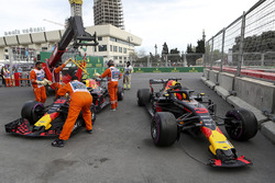 Los coches accidentados de de Max Verstappen, Red Bull Racing RB14 y Daniel Ricciardo, Red Bull Racing RB14