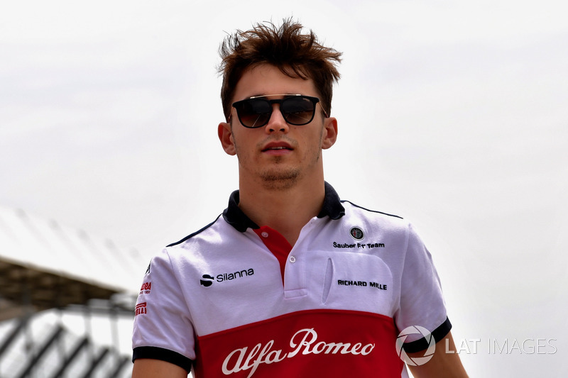 Charles Leclerc, Sauber parcourt la piste à pied