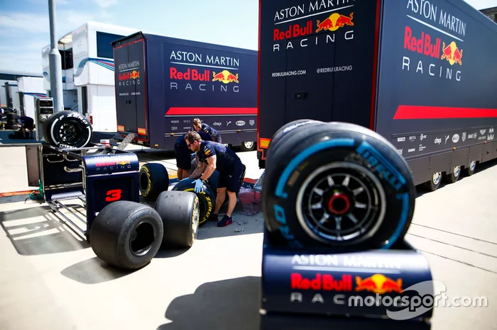 Des ingénieurs Red Bull avec des pneus