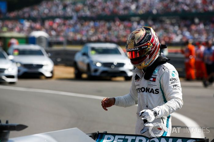 Toque, remontada y minimiza daños en Silverstone