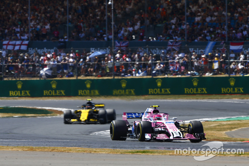 Esteban Ocon, Force India VJM11, precede Carlos Sainz Jr., Renault Sport F1 Team R.S. 18