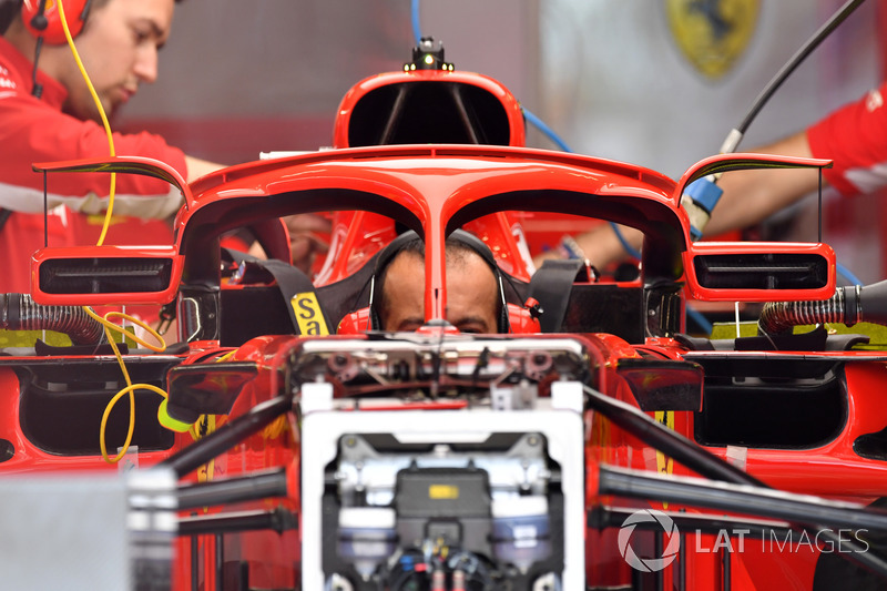 Detail bagian depan dan kaca spion Ferrari SF71H