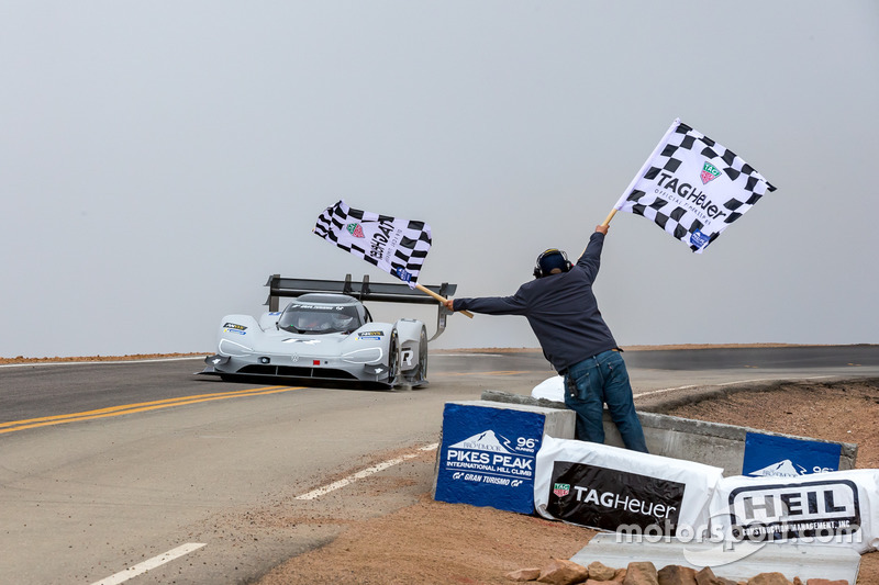 Drapeau à damier pour #94 Romain Dumas, Volkswagen I.D. R Pikes Peak