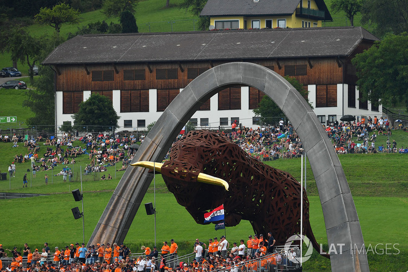 Patung banteng maskot Red Bull