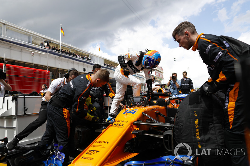 Fernando Alonso, McLaren, sale sulla sua monoposto