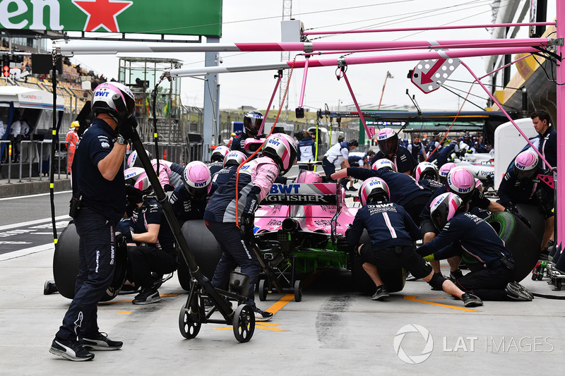 Esteban Ocon, Force India VJM11 pit stop