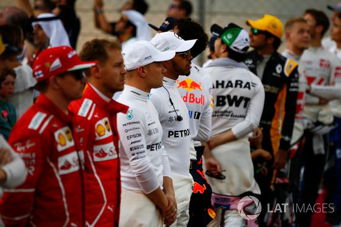 Los pilotos en el Himno Nacional