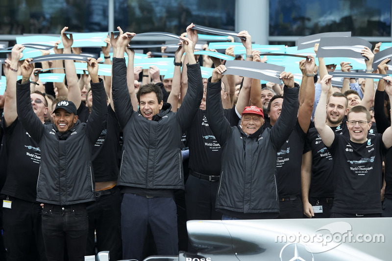 Lewis Hamilton F1 de Mercedes AMG, Toto Wolff, Director Ejecutivo de Mercedes AMG F1, Niki Lauda, Presidente no ejecutivo, Mercedes AMG F1