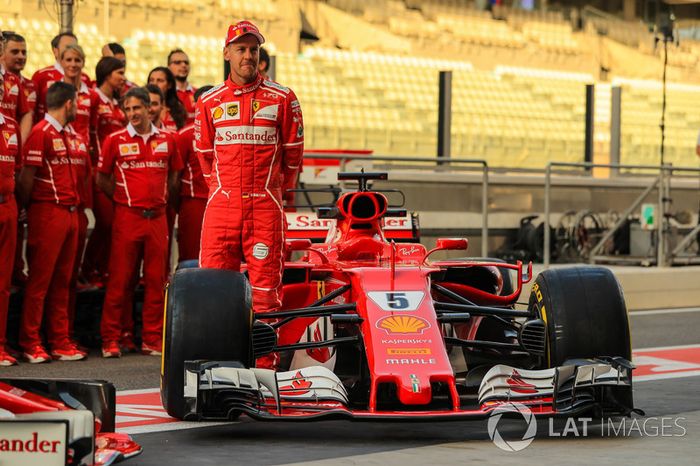 Sebastian Vettel, Ferrari SF70H en la foto del equipo