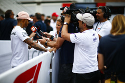 Un caméraman de la Fox filme Lewis Hamilton, Mercedes AMG F1