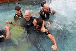 Adrian Newey, Red Bull Racing y Christian Horner, director del equipo Red Bull Racing, celebran en la piscina de Red Bull Energy Station