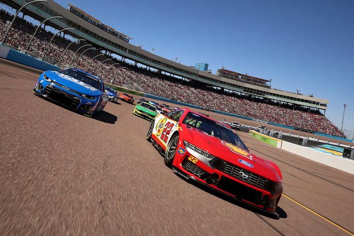 Joey Logano, Team Penske, Kyle Larson, Hendrick Motorsports