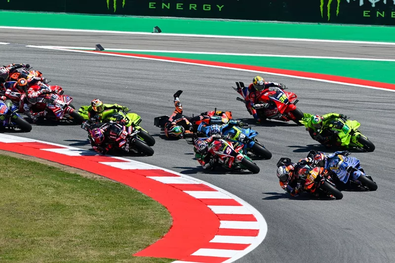 Pedro Acosta (Red Bull KTM Factory Racing) et Brad Binder (Red Bull KTM Factory Racing) ont chuté