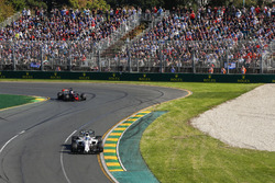 Felipe Massa, Williams FW40, y Romain Grosjean, Haas F1 Team VF-17