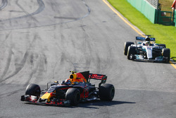 Max Verstappen, Red Bull Racing RB13, leads Lewis Hamilton, Mercedes AMG F1 W08