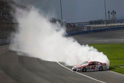 Kyle Larson, Chip Ganassi Racing Chevrolet celebrates his victory with a burnout