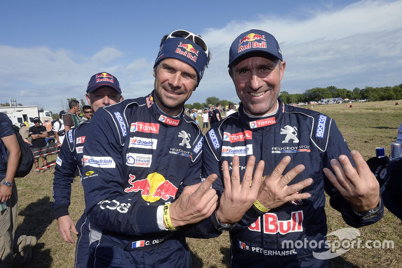 Stéphane Peterhansel y Cyril Despres, Peugeot Sport celebrando la victoria 13 de Stéphane en el evento