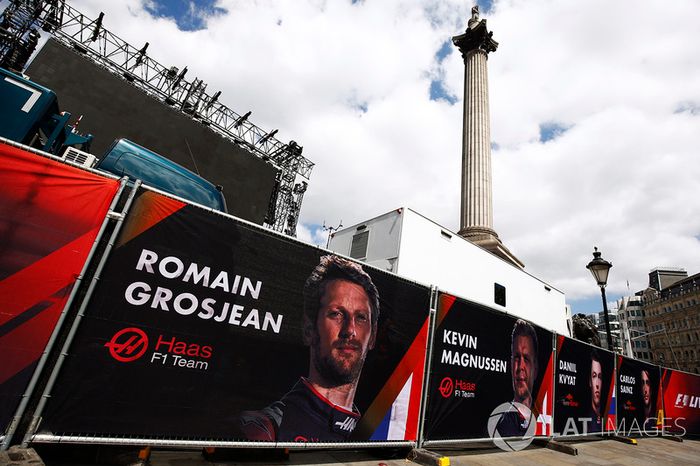 Banners para los conductores como Romain Grosjean, Haas F1 Team, Kevin Magnussen, Haas F1 Team, Daniil Kvyat, Scuderia Toro Rosso, Carlos Sainz Jr., Scuderia Toro Rosso, cerca de la Nelsons Column