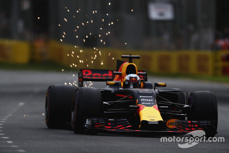 Funkenflug bei Daniel Ricciardo, Red Bull Racing RB13