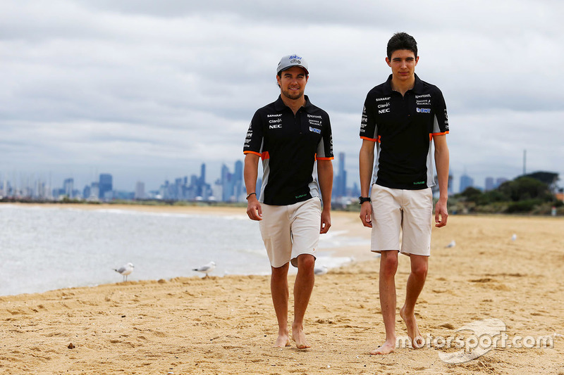 (Зліва направо): Серхіо Перес, Sahara Force India F1, та Естебан Окон, Sahara Force India F1 Team, грають у волейбол на пляжі Брінгтон