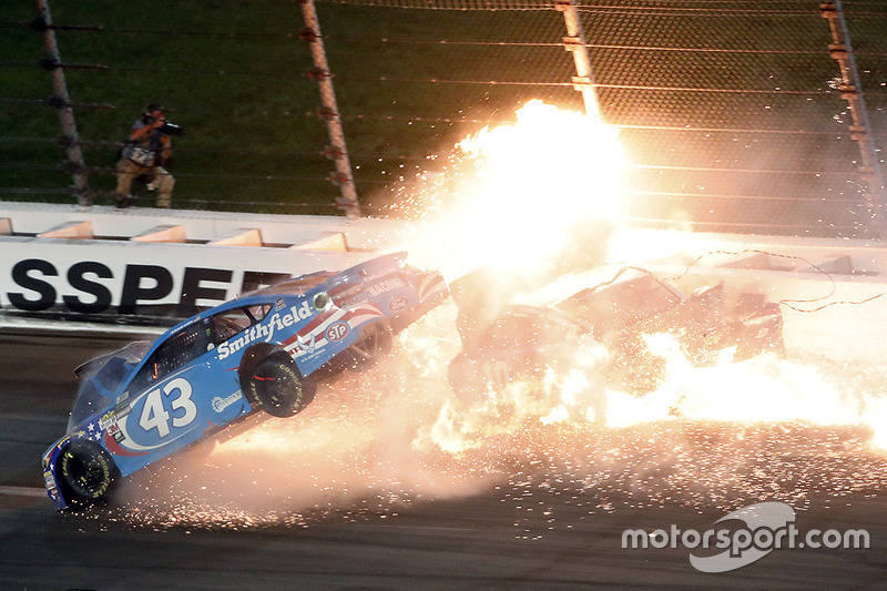 Crash: Aric Almirola, Richard Petty Motorsports, Ford; Joey Logano, Team Penske, Ford; Danica Patrick, Stewart-Haas Racing, Ford