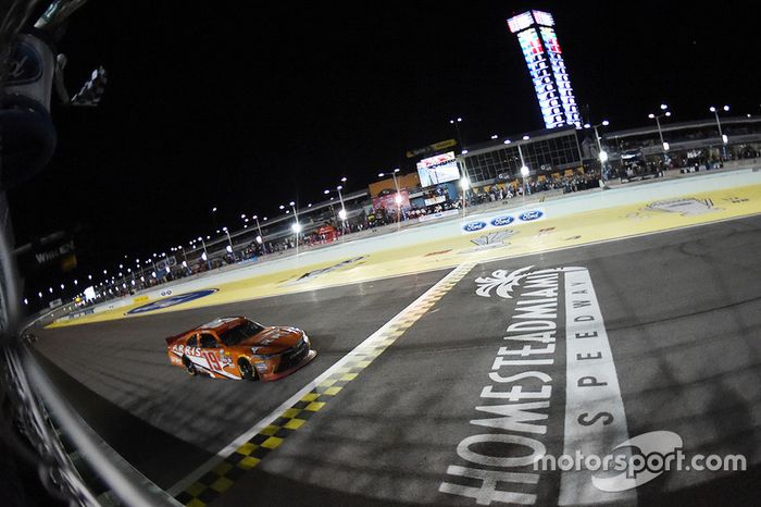 Daniel Suárez, Joe Gibbs Racing Toyota se lleva la victoria