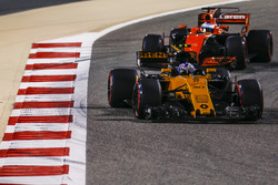 Джолион Палмер, Renault Sport F1 RS17, и Фернандо Алонсо, McLaren MCL32
