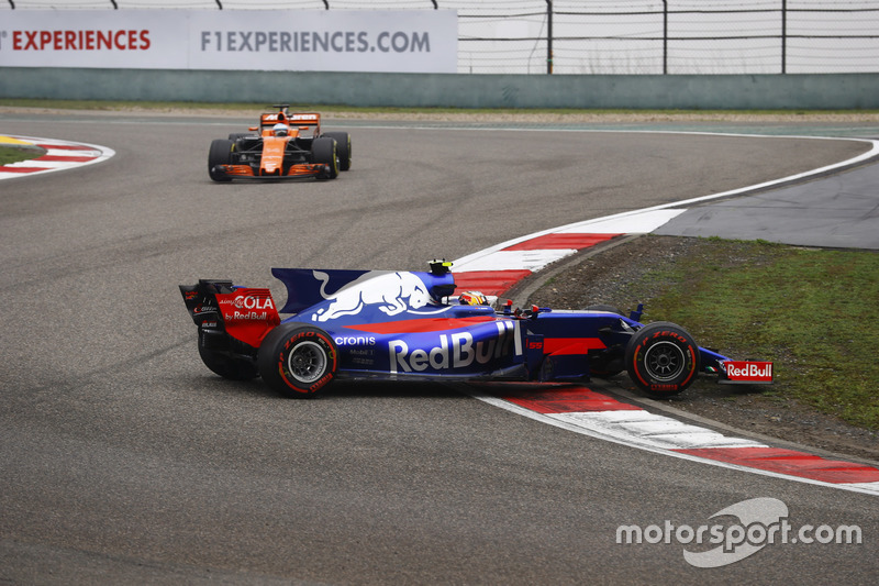 Carlos Sainz Jr., Scuderia Toro Rosso STR12, Dreher am Start; Fernando Alonso, McLaren MCL32