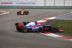 Carlos Sainz Jr., Scuderia Toro Rosso STR12, part en tête-à-queue sous les yeux de Fernando Alonso, McLaren MCL32
