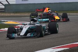 Valtteri Bottas, Mercedes AMG F1 W08; Daniel Ricciardo, Red Bull Racing RB13