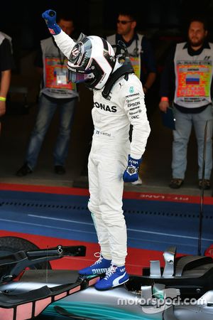 Ganador de la carrera Valtteri Bottas, Mercedes AMG F1