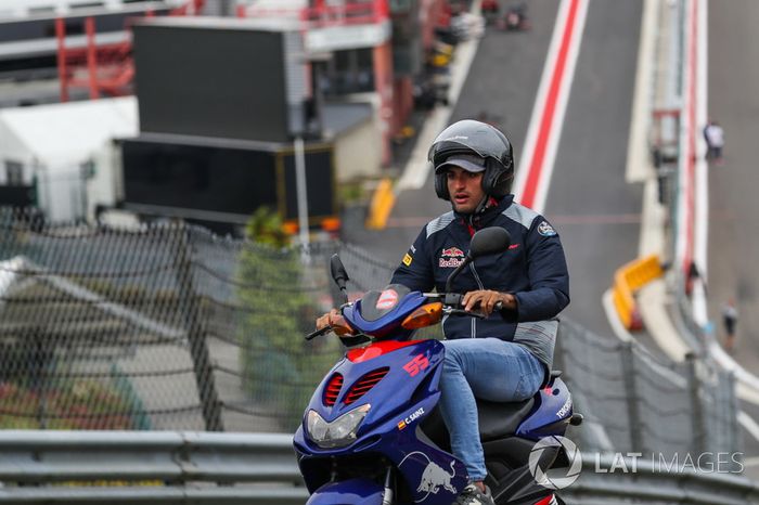 Carlos Sainz Jr., Scuderia Toro Rosso en una scooter