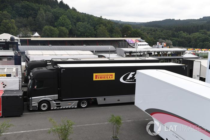 Camiones en el Paddock